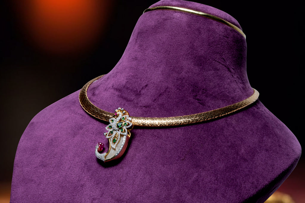 Italian Kanti With Tiger Claw Diamond Pendant